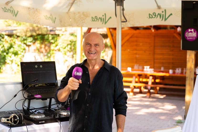 Svatební DJ Miki - před hraním na svatbě